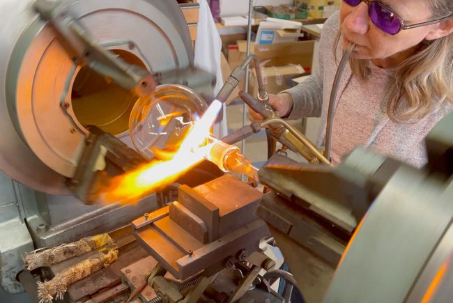 Réalisation d'une fiole en verre, avec tour et chalumeau 