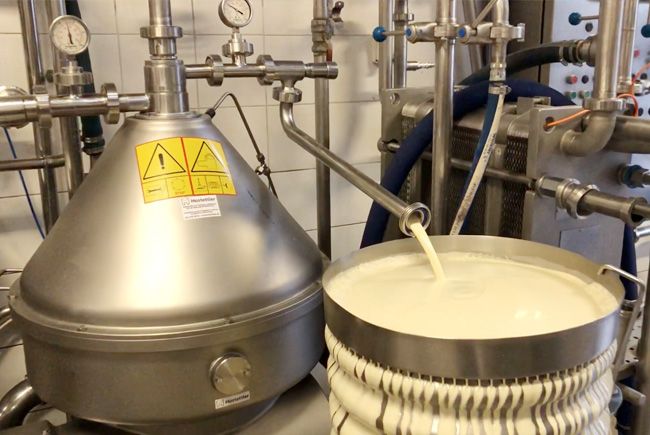 Centrifugeuse pour séparer le gras du lait