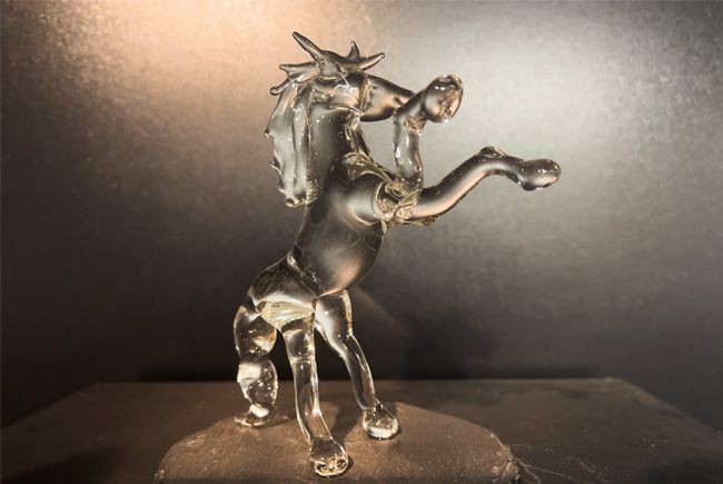 Sculpture d'un cheval en verre