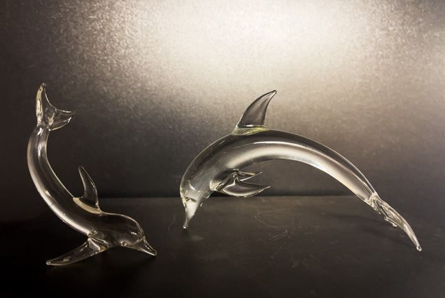 Sculpture en verre, de deux dauphins